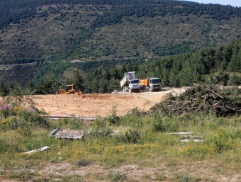 Una imatge de camions abocant terres a la finca en litigi, on es veu el terreny guanyat. P.L.M
