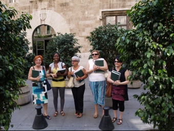 Moment en que una representació de l'alumnat presenta les signatures en Presidència de la Generalitat. ESCORCOLL