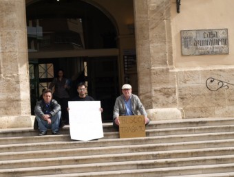 Treballadors en actitud reivindicativa ales portes de l'Ajuntament. ESCORCOLL