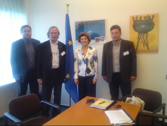 Oriol Jonqueras, diputat europeu, Joan Pere Le Bihan (president de La Bressola), Androulla Vassiliou, comissària europea d'educació i Aleix Andreu, president de l'asociació Amics de la Bressola, aquest dimarts passat a Estrasburg.