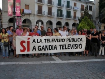 Manifestació de treballadors de la televisió que tancà el PP, Gandia Tv. EL PUNT- AVUI