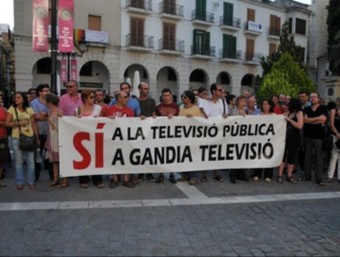 Manifestació a favor de la televisió de Gandia a les portes de l'Ajuntament. ARXIU