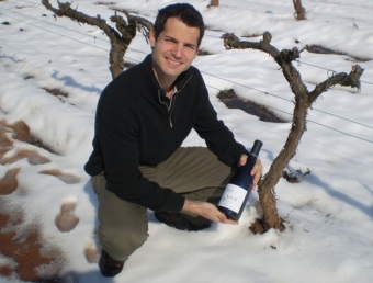 Ramon Roqueta mostrant una ampolla de ‘LaFou de Batea' un dels vins destacats a la llista de Robert Parker. EL PUNT