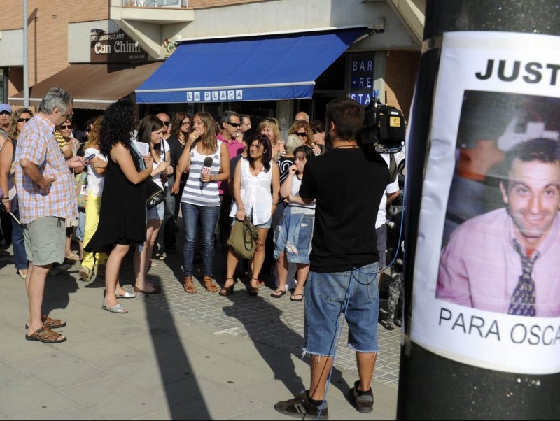 Amics i familiars en una concentració de suport a Óscar Sánchez a Montgat J. LOSADA