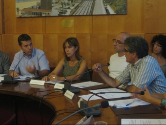 L'alcalde Francesc Garcia, parlant amb el cap de l'oposició, Jordi Ràmia (PSC) al ple J.G.N