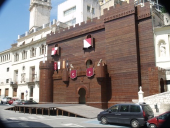 Façana de l'Ajuntament, coberta parcialment pel muntatge del Castell de les festes. ESCORCOLL