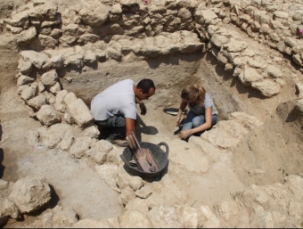 El jaciment d'Avinyonet del Penedès té més de 400 sitges, 130 de les quals ja s'han excavat. ACN