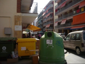 Els contenidors , a l'entrada del carrer on ahir a la tarda s'hi acumulaven trastos vells. E.F