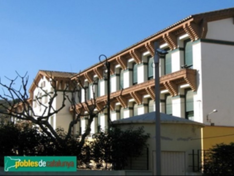 La façana de l'escola Sant Martí d'Arenys de Munt obra de l'escultor local Enric Catà. EL PUNT