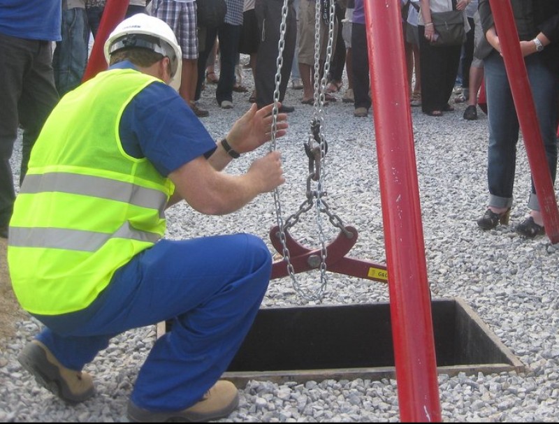 Moment de la col·locació de la primera pedra del projecte, ahir a la tarda J.G.N