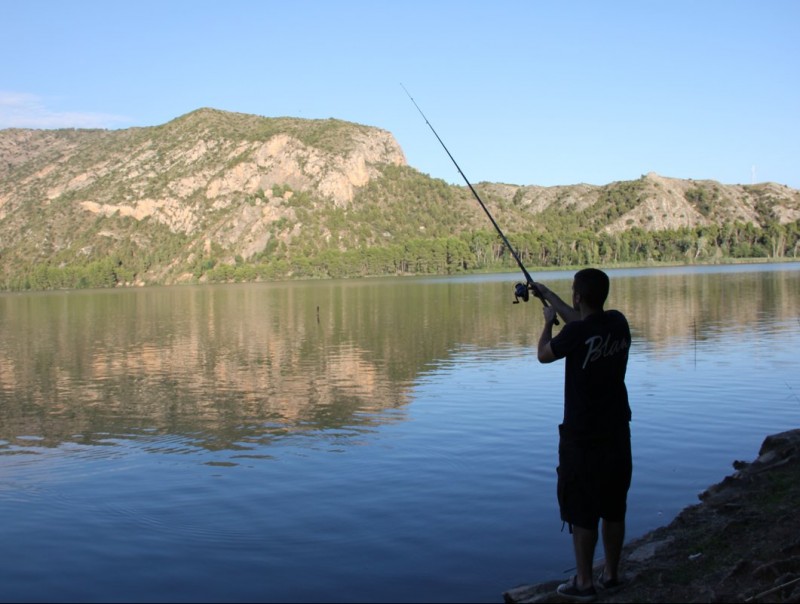 Un home pesca amb canya al pantà de Sant Llorenç de Montgai, al riu Segre al seu pas per la comarca de la Noguera. D.M