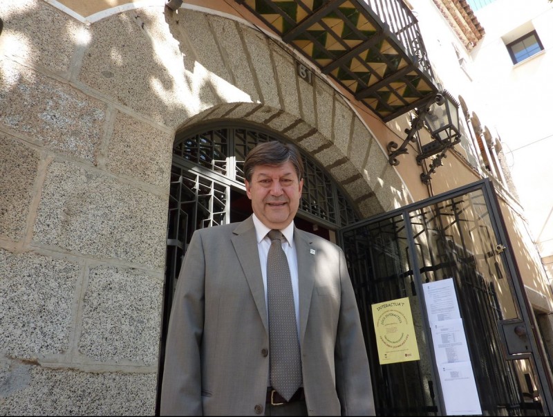 Ferran Armengol , fotografiat davant l'entrada de l'antic ajuntament d'Argentona. LLUÍS ARCAL