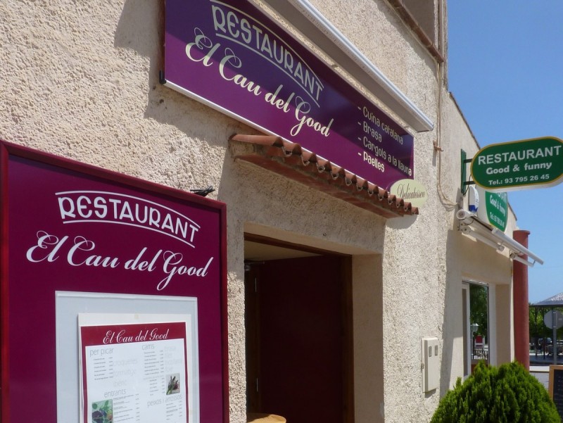 Un dels restaurants que hi ha a Sant Andreu de Llavaneres i que té el rètol en català. LL.A