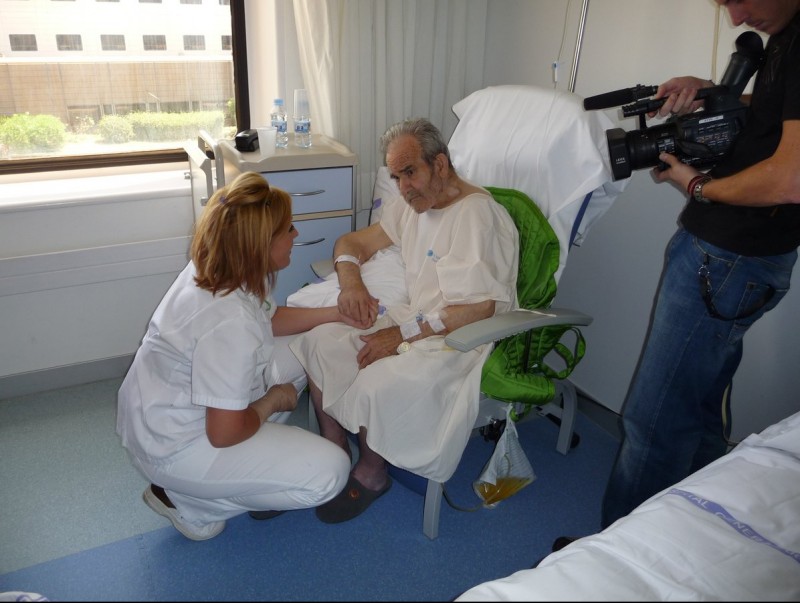Laura López , ahir al migdia, fent les tasques d'acompanyament a un dels pacients ingressats al Capio Hospital General de Catalunya, a Sant Cugat. C.A.F