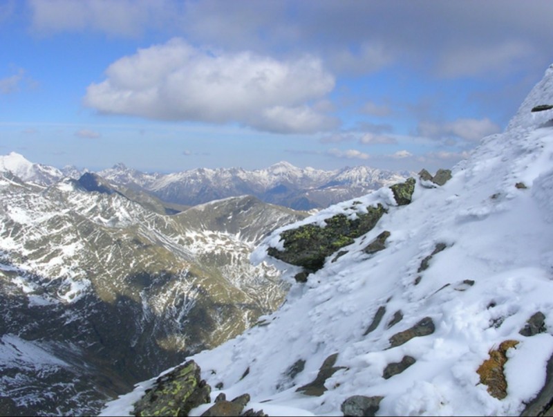 Vista del Pirineu des del Medacorba (2.913 m), el pic on conflueixen els tres parcs. PARC NATURAL COMUNAL DEL COMAPEDROSA