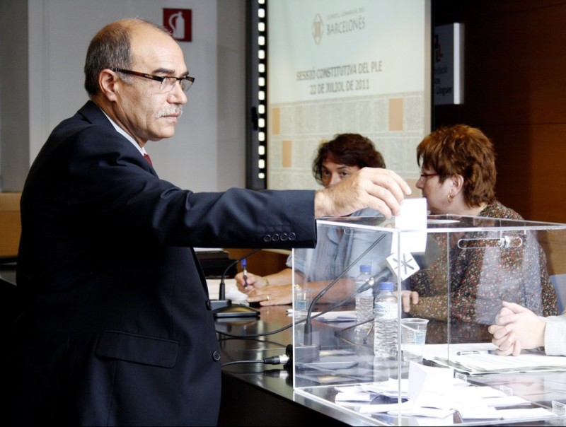 José Antonio Lara, edil socialista de Badalona, votant a favor de l'elecció de Canga E.B