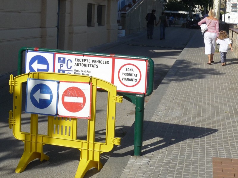 Tanques al carrer Consolat del Mar per evitar l'accés dels vehicles al carrer Nou, al centre urbà de Sant Pol. T.M