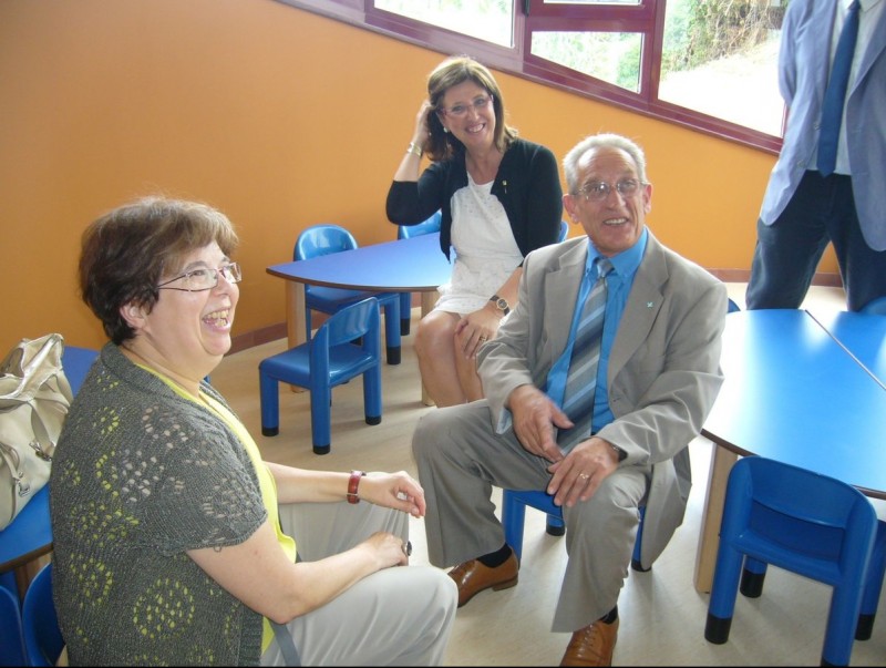 La consellera , al fons, visitant la llar d'infants, amb l'alcalde i la directora de Suara. M.V