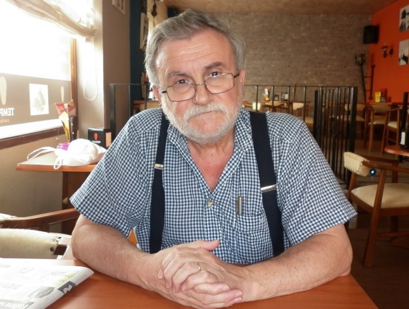 Jospe Pitarch atén les preguntes de la periodista a una cafeteria de la plaça del Poble. M SANCHEZ