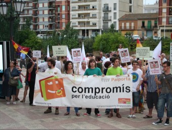 Membres de Compromís contra el tancament del Centre d'Adults. ESCORCOLL