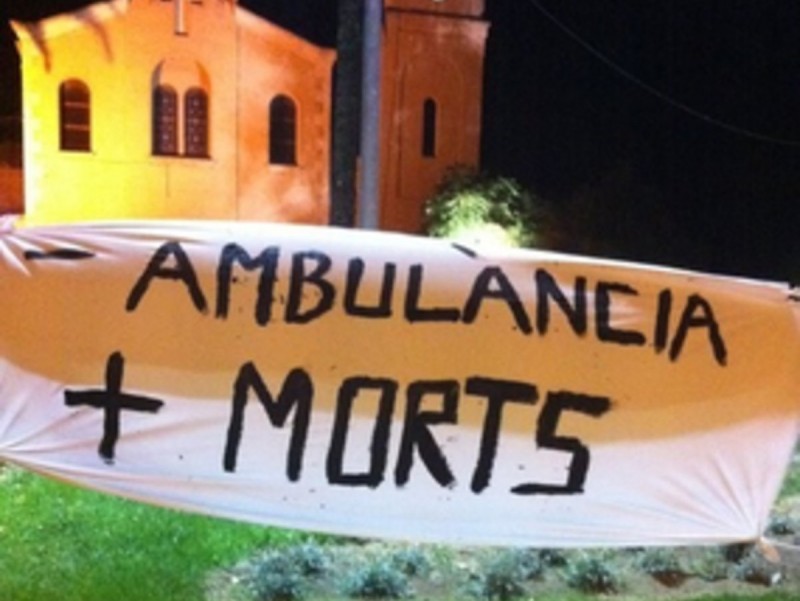 Els manifestants van fer pancartes amb el lema ‘-Ambulàncies + morts'. EL PUNT