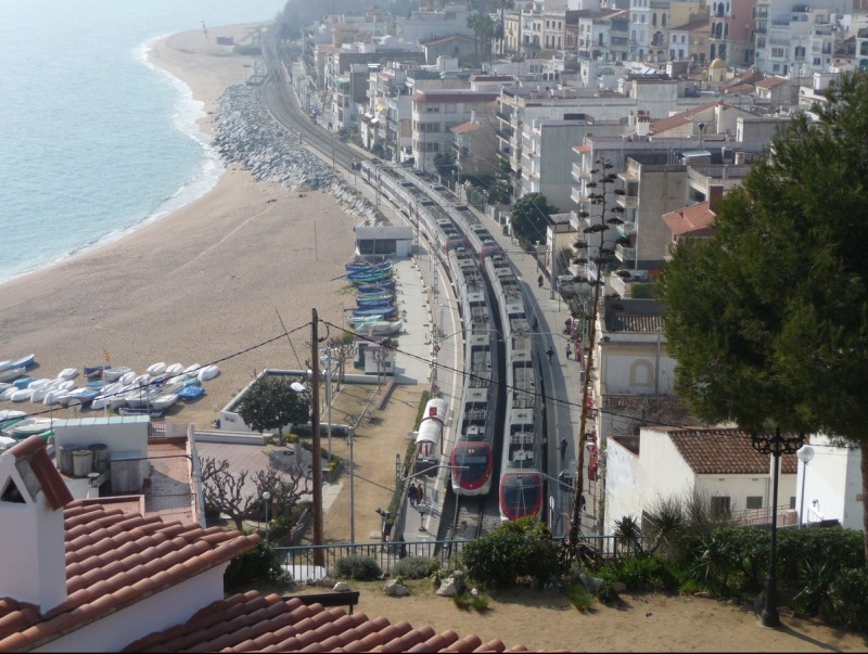Una vista general de l'estació de Sant Pol de Mar amb dos trens aturats. T.M