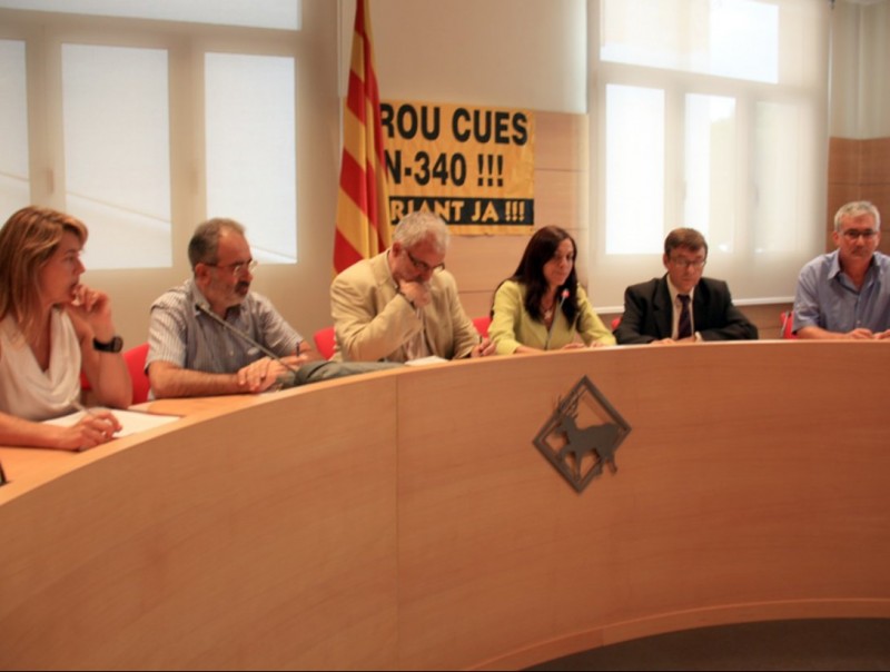 Tots els grups municipals acompanyaven ahir l'alcaldessa de Vallirana per reclamar la represa immediata de les obres de la variant BERTRAN CAZORLA (ACN)