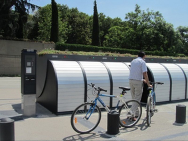 El nou aparcament per a bicicletes s'ha instal·lat davant de Can Lleonart, a Alella. EL PUNT