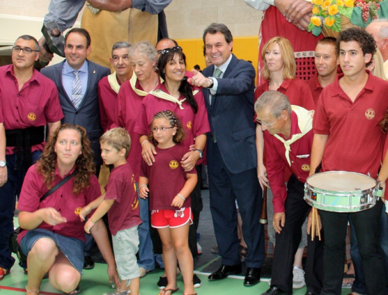 El president de la Generalitat, Artur Mas, amb la colla gegantera de la Torre de Claramunt MARIA BELMEZ / ACN