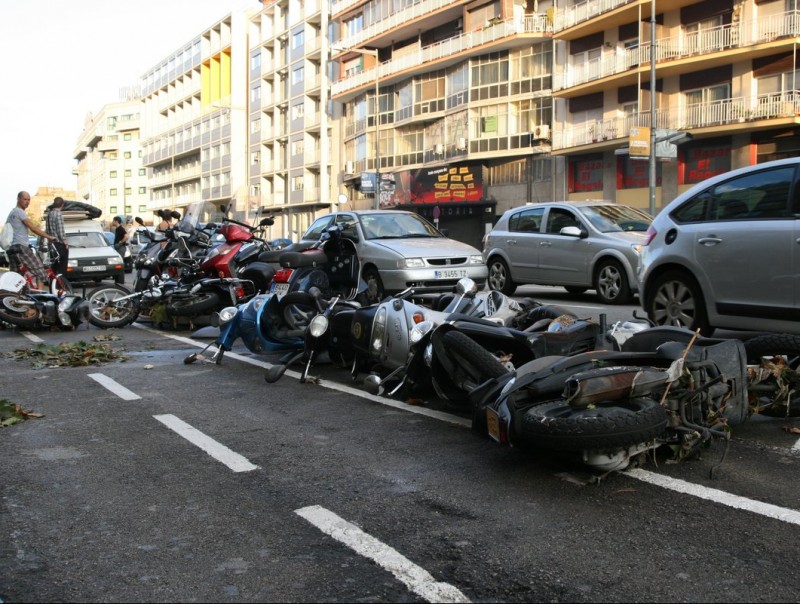 Rengle de motocicletes tombades per l'avinguda d'aigua al Paral·lel barceloní E.A