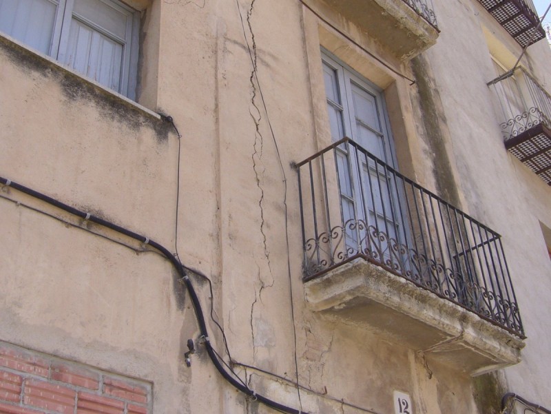 Un edifici amb una doble esquerda a la façana. L.M