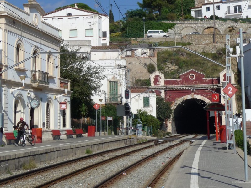 L'estació de Sant Pol està integrada al paisatge urbà i és oberta a la circulació de persones. T.M