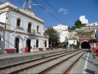 L'estació de trens de Sant Pol de Mar amb el túnel al fons i l'ermita de Sant Pau. T.M