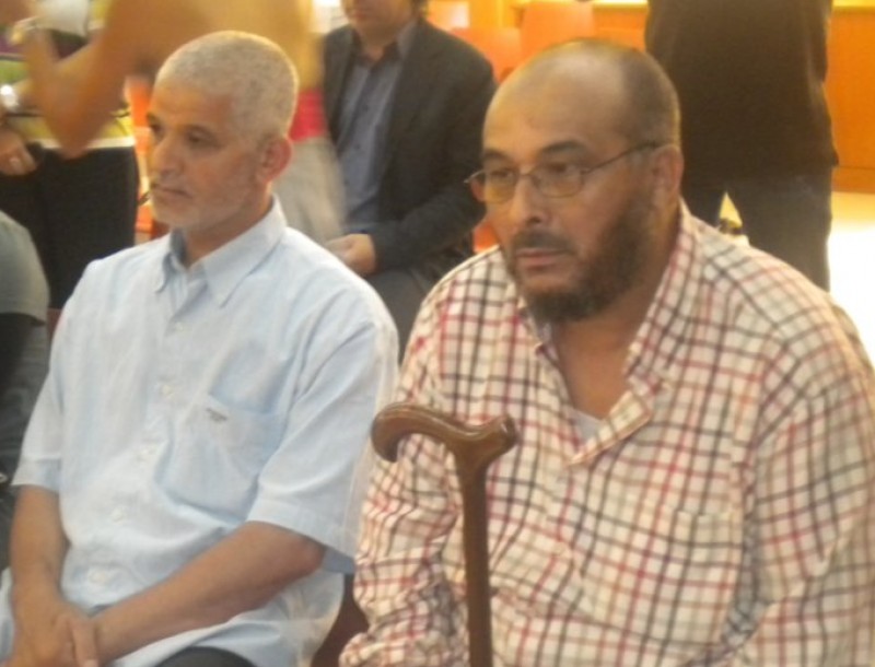 L'imam de Cunit , entre la seva filla i El Osri, durant el judici celebrat el juliol de 2010. G.P