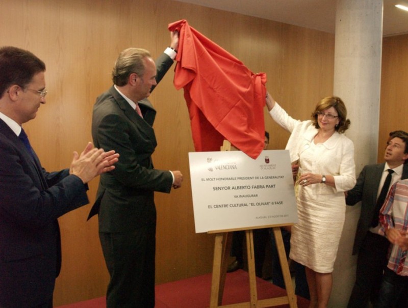 El president Fabra i l'alcaldessa destapen la placa d'inauguració del Centre Cultural. ESCORCOLL