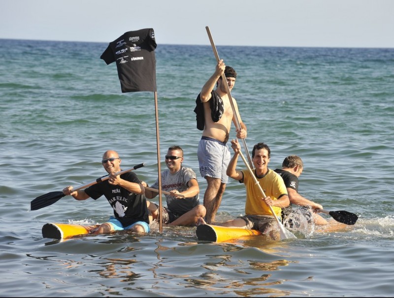 Les penyes de joves competeixen a l'aigua en una lluita per resistir més que ningú sobre les barques.  SORTIM