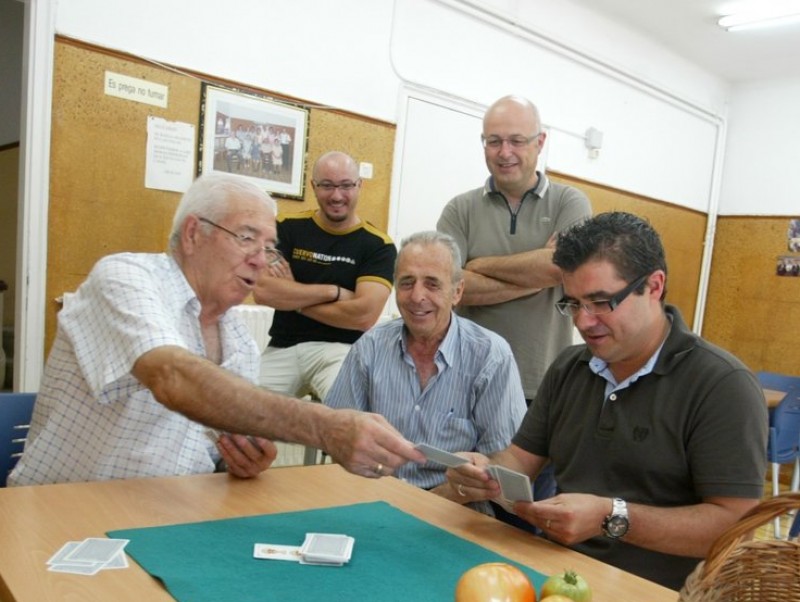 L'alcalde de Pallejà , Ismael Àlvarez –el segon per la dreta–, juga a cartes amb alguns dels avis, ahir al matí QUIM PUIG