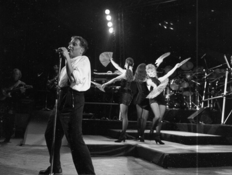 Jordi Bastard i les ballarines que acompanyaven els xous del grup, en un concert de la dècada dels vuitanta ARXIU JORDI BASTARD