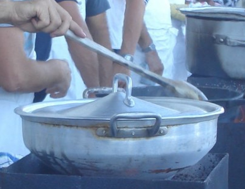 Els cuiners preparan els plats per a l'arrossejat de l'any passat.  ALBA PORTA