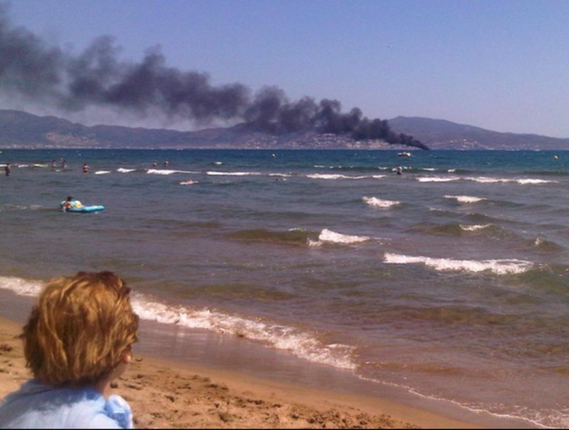 La fumarola del iot cremant-se mar endins es podia veure des de la platja de Sant Pere Pescador. ALBERT RODRÍGUEZ /CAF
