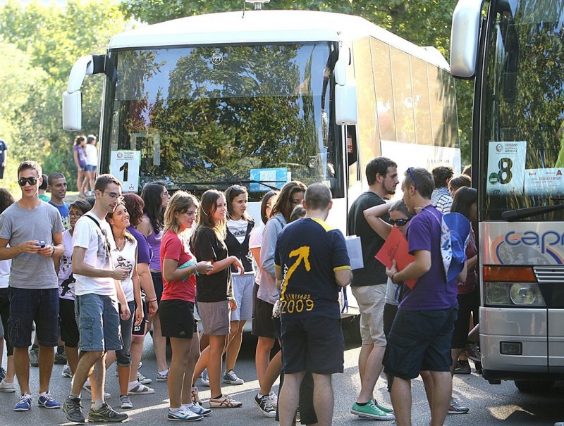Alguns dels joves catòlics que van arribar ahir amb els autobusos a Fontajau M.LLADÓ