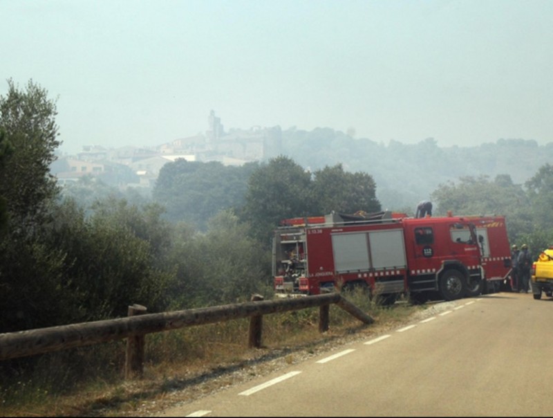 Un camió de bombers a la carretera, a prop de Rabós mentre cremava el foc. JOAN CASTRO / CAF