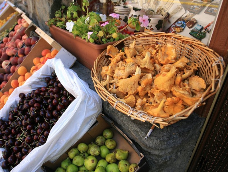 Una panera plena de bolets a Toses en una parada amb fruita d'estiu que es podia trobar durant el passat cap de setmana. MANEL LLADO