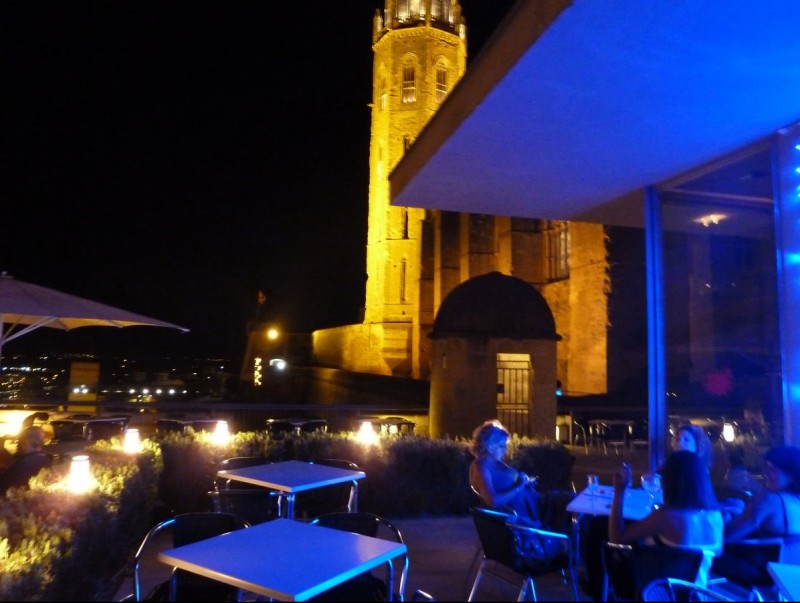 La Sibil·la, el bar de la Seu Vella de Lleida, és una referència obligada. Amb la ciutat als peus, es molt recomanable anar-hi de nit. E. POMARES