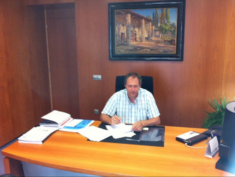 Ramon Moliner, assegut al seu despatx de l'alcaldia, ha recuperat per a CiU una alcaldia que va perdre fa quatre anys per un pacte. EL PUNT