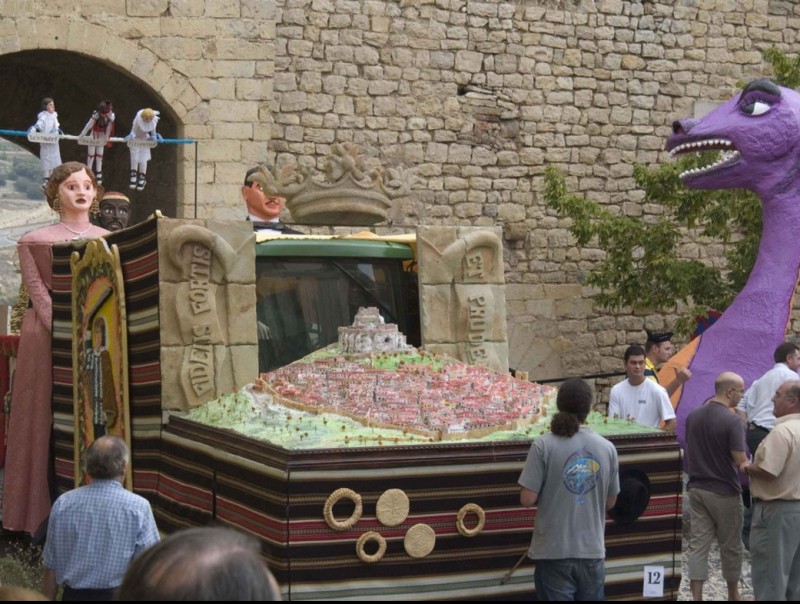 Festa de l'Anunci, on destaca la utilització del paper arrissat per a l'elaboració de la decoració. CEDIDA