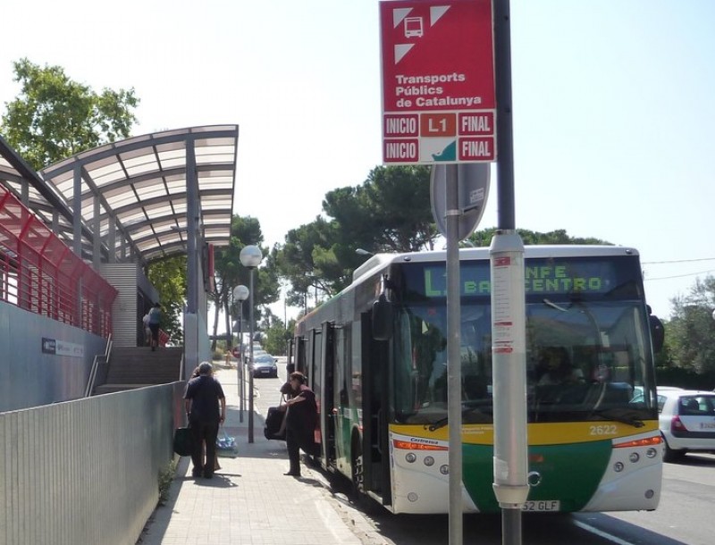 Un nota informa a les parades de l'autobús urbà els usuaris de la supressió de les línies 2 i 3. M.A.L