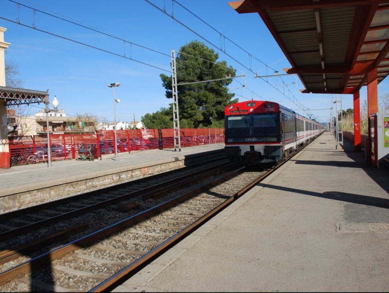 Un comboi entra en l'estació de Rodalies de Cubelles, en una imatge d'arxiu. MIRIAM DE LAMO