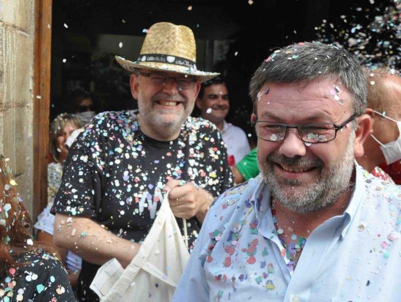 L'alcalde de Morella participa de la batalla de confeti celebrada a l'Anunci. ESCORCOLL