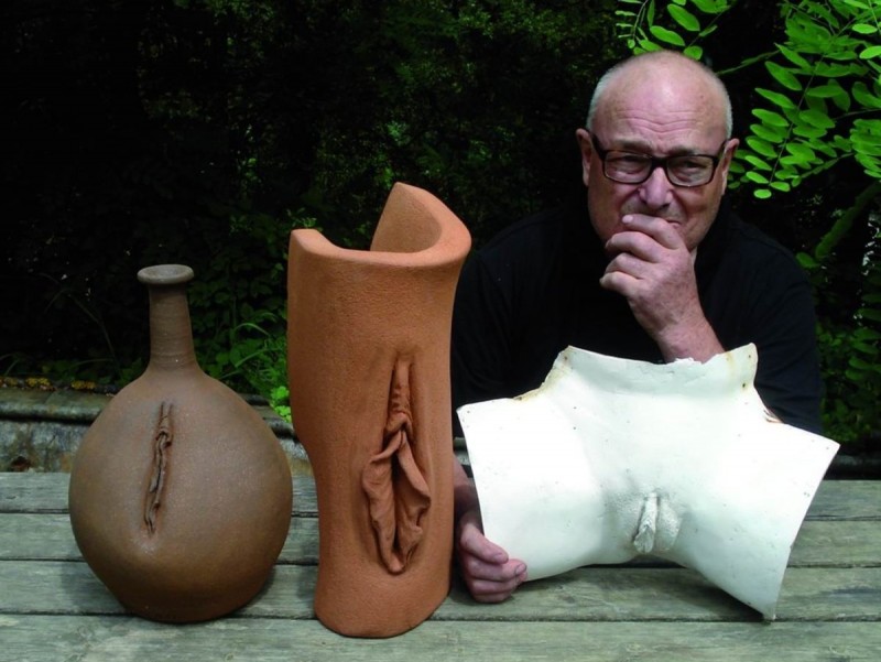 L'escultor Xicu Cabanyes, amb algunes de les seves peces. EL PUNT